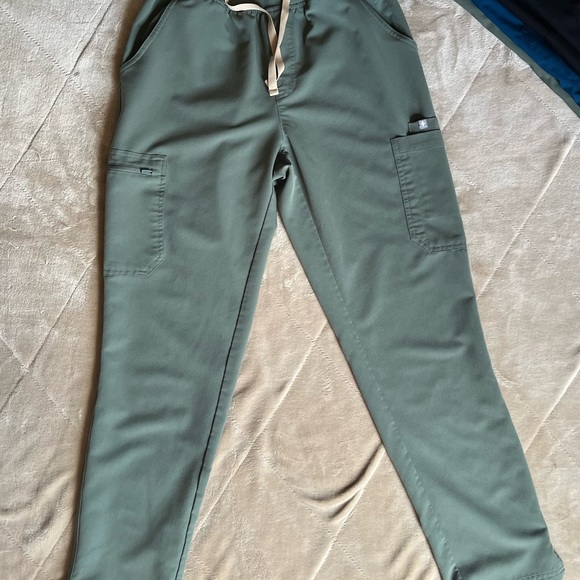 Figs High-waisted Yola scrub pants size medium in color sage - Picture 2 of 4